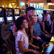 Layar permainan dealer langsung dengan meja blackjack dan roulette di panen 33